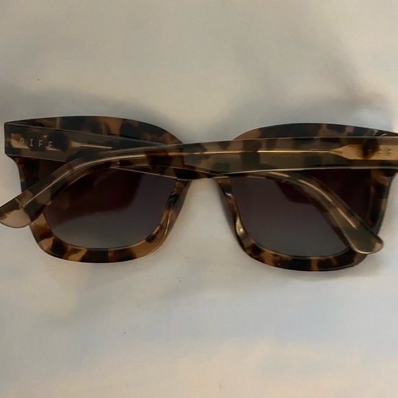 Carson square oversized sun glasses - Picture 2 of 3